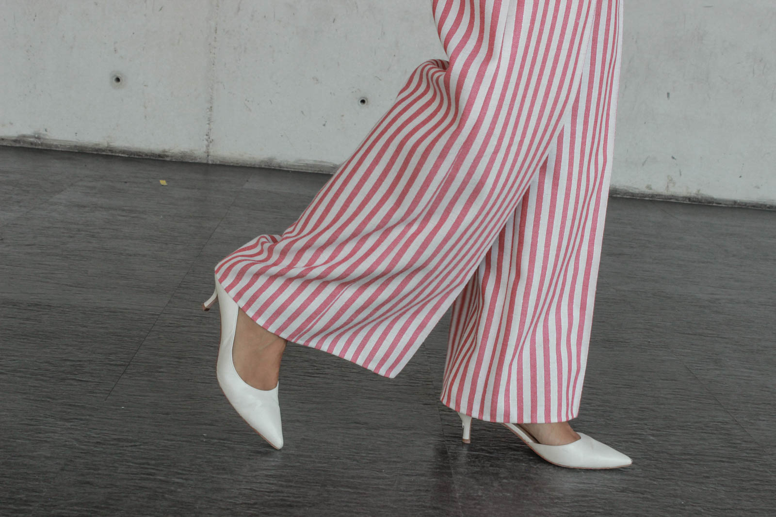el-blog-de-silvia-rodriguez-Streetstyle-Blogger-MBFWMadrid-devota-y-lomba-pantalon-rayas-rojas-blog-de-moda-Influencer