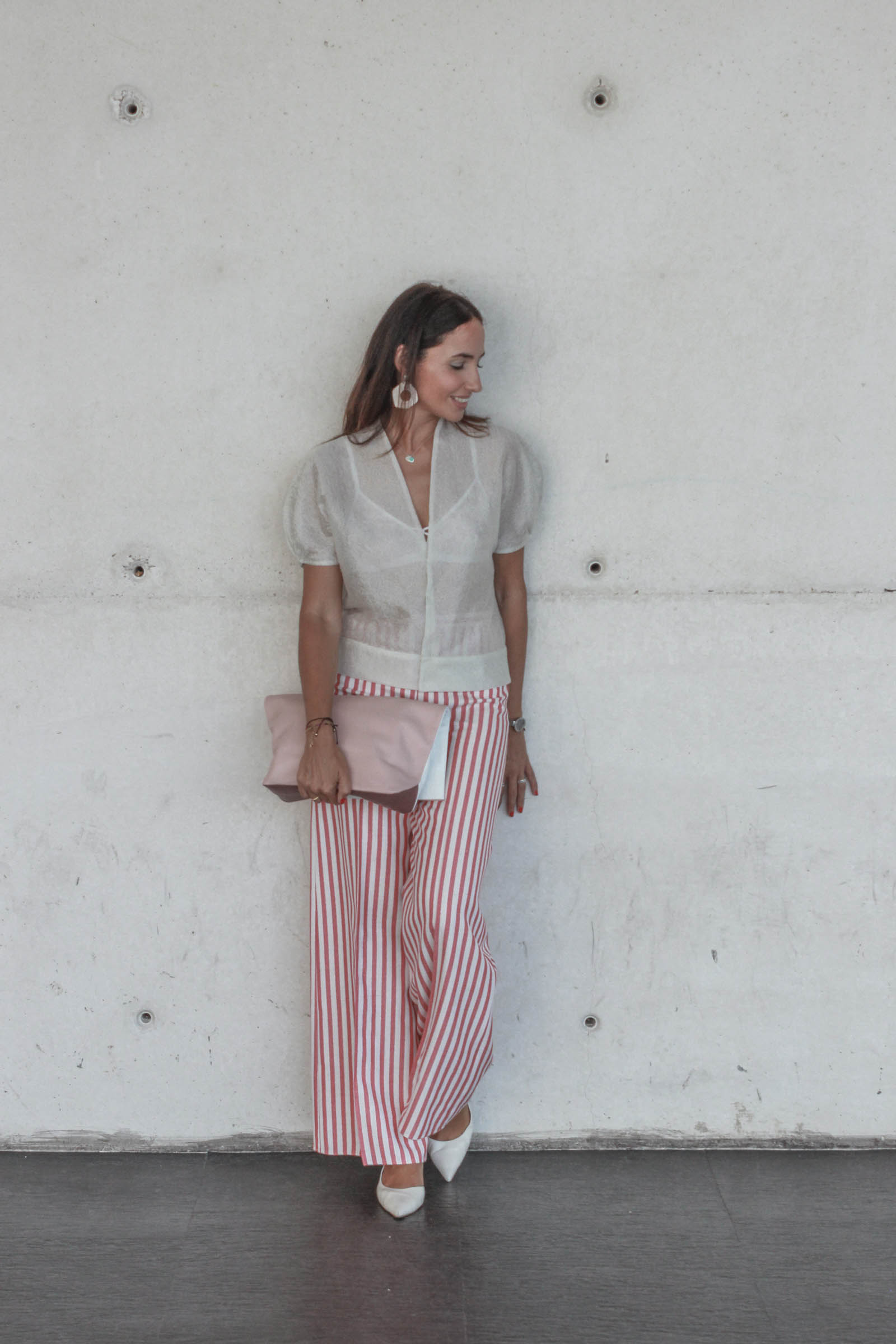 el-blog-de-silvia-rodriguez-Streetstyle-Blogger-MBFWMadrid-devota-y-lomba-pantalon-rayas-rojas-blog-de-moda-Influencer