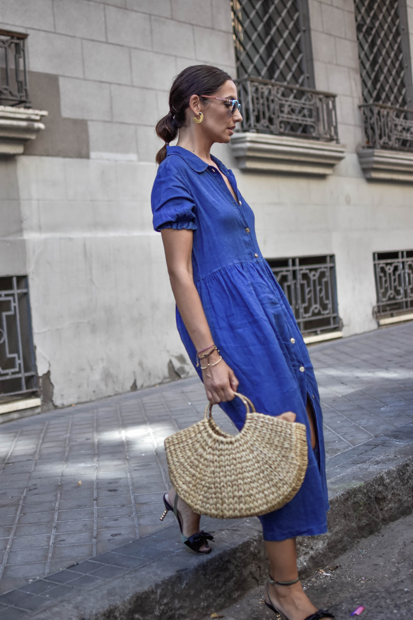 el-blog-de-silvia-rodriguez-Streetstyle-vestido-camisero-azul-lino-zara-sandalias-lazo-blog-de-moda-Influencer