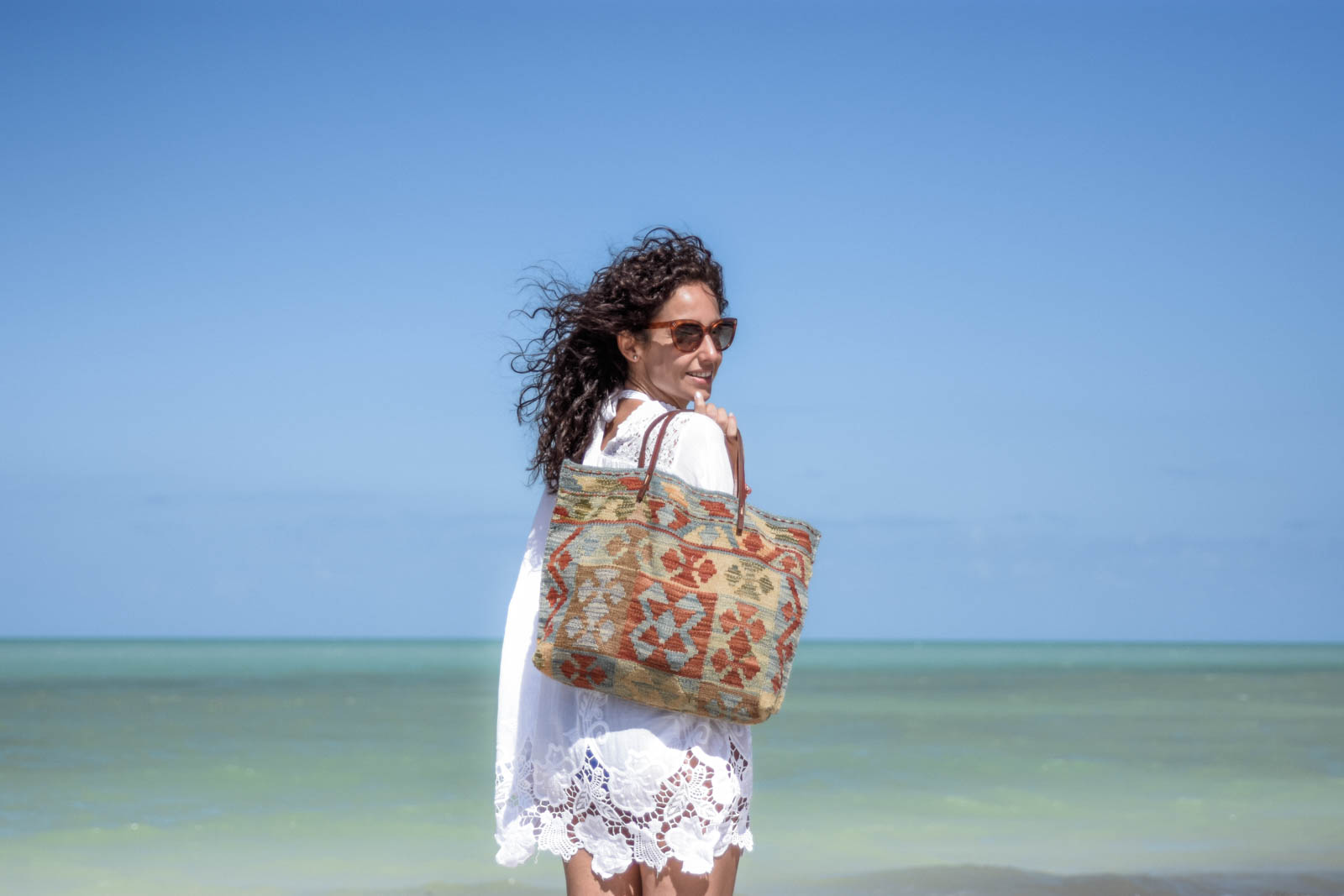 el-blog-de-silvia-rodriguez-lifestyle-travel-blogger-verano-vacaciones-en-holbox-mexico-caribe-holidays-playa-beach-bikini_white_summer_dress