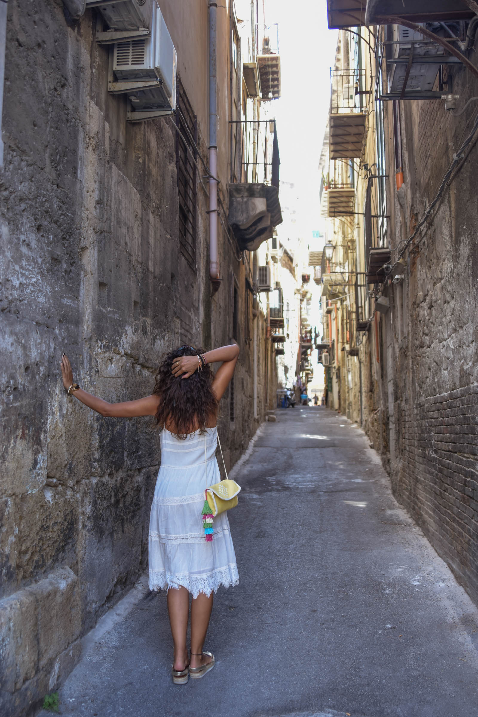 el-blog-de-silvia-rodriguez-lifestyle-travel-blogger-verano-vacaciones-en-palermo-sicilia-sicily-holidays-white-summer-dres