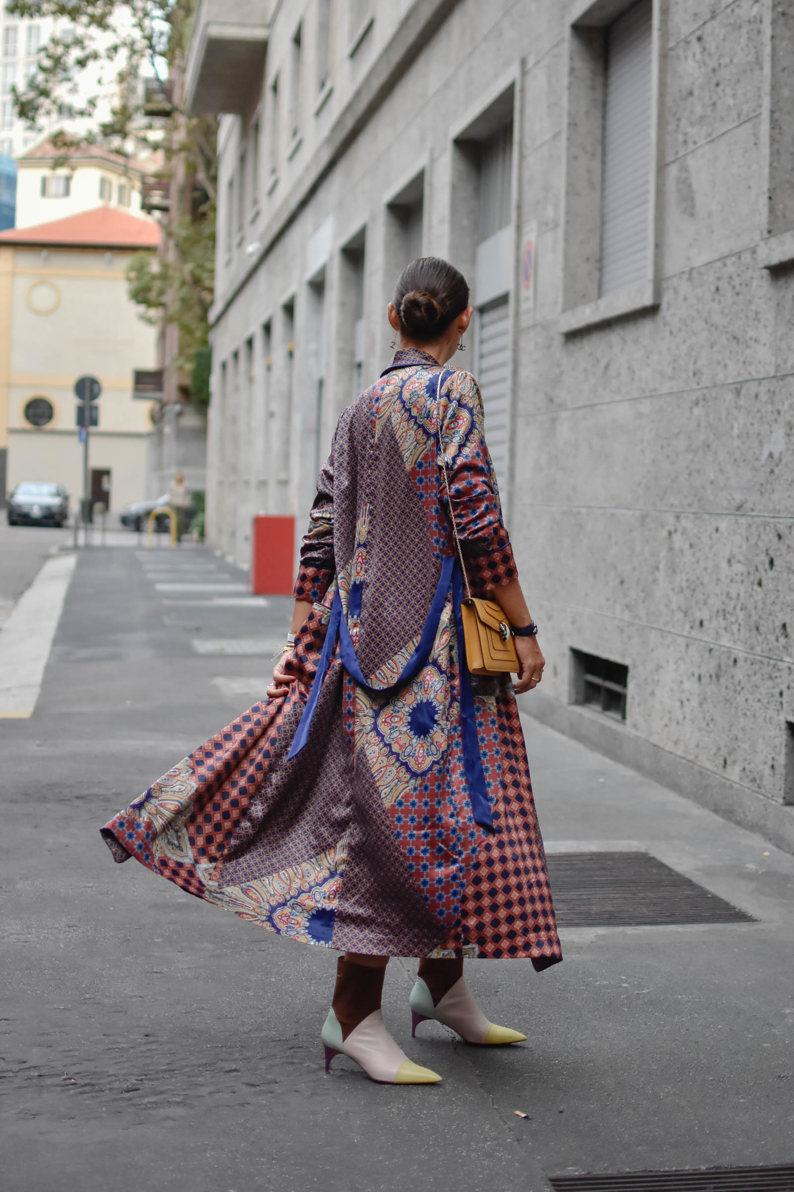 el-blog-de-silvia-rodriguez-street-style-mfw-milan-fashion-week-bulgari-revolve-vestido-lbd-negro-look-blogger