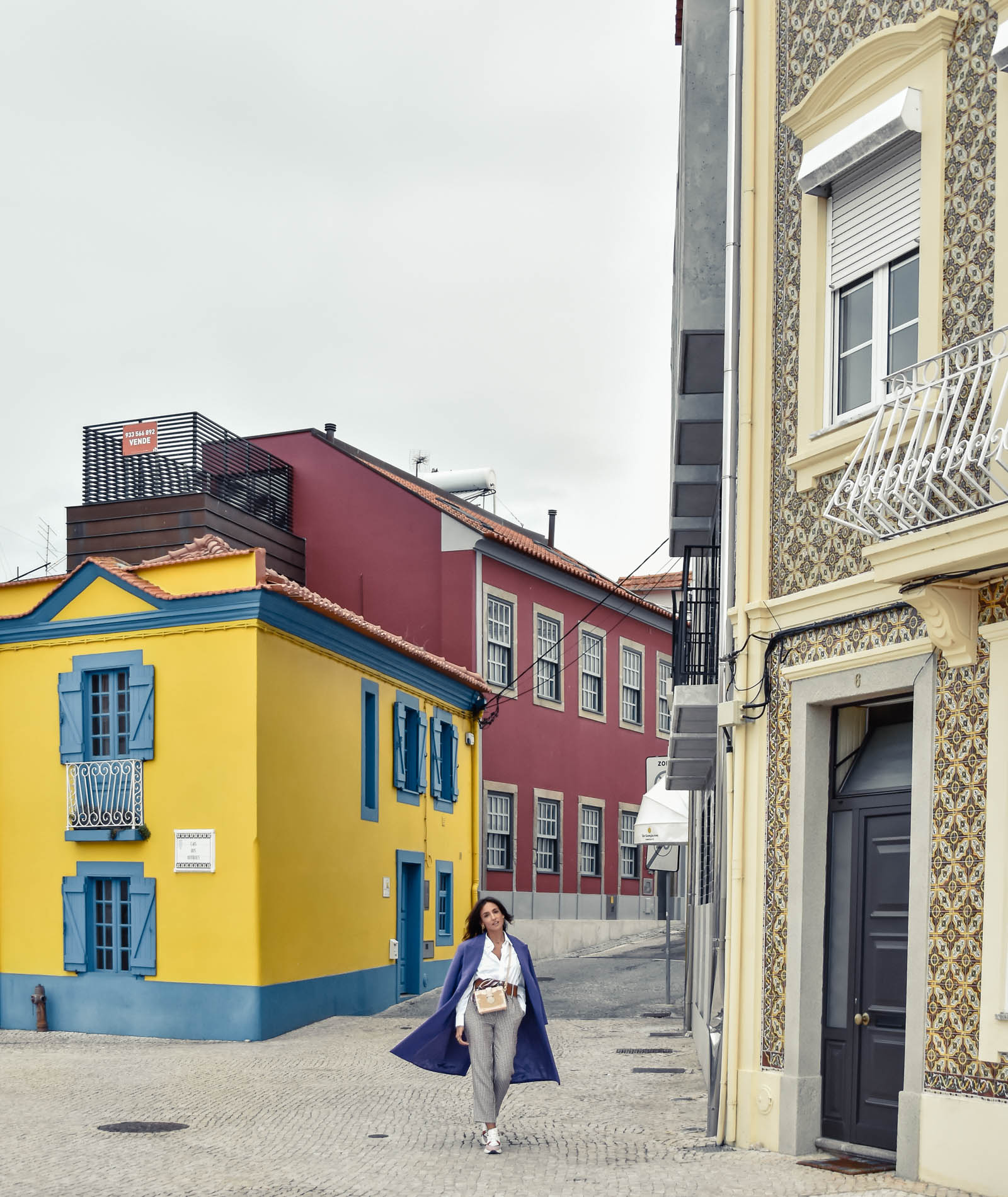 el-blog-de-silvia-rodriguez-street-style-travel-portugal-aveiro-abrigo-lila-blogger-influencer