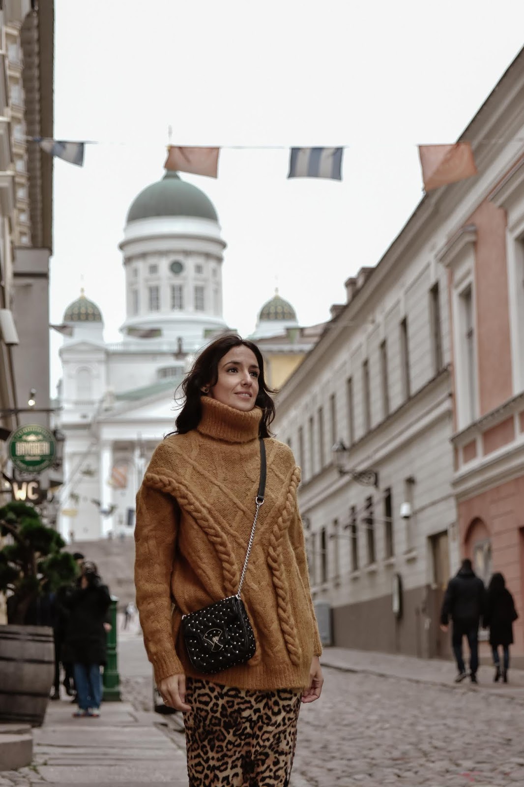 el-blog-de-silvia-rodriguez-lifestyle-travel-finlandia-helsinki-leopard-skirt-blogger-influencer