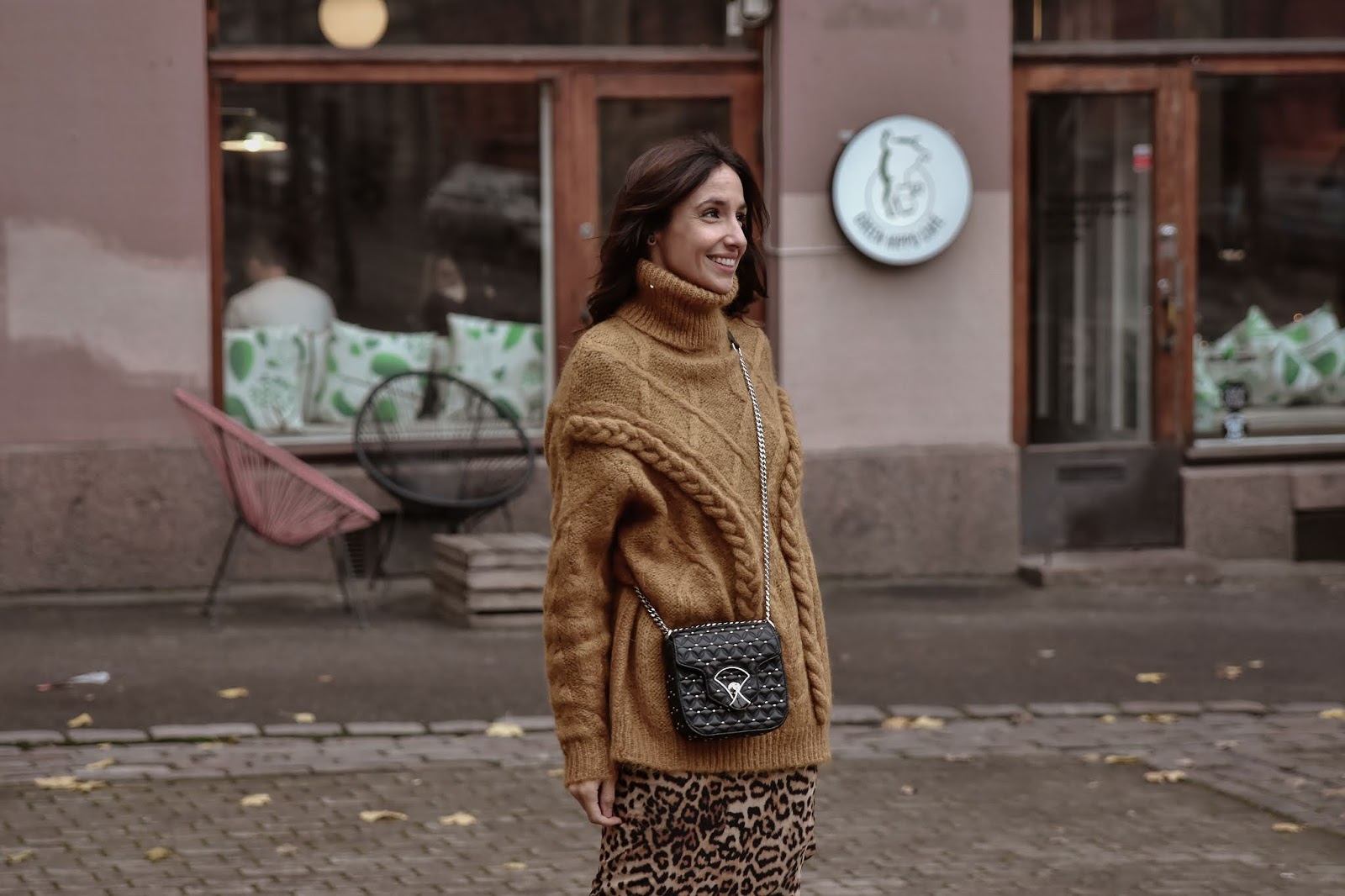 el-blog-de-silvia-rodriguez-lifestyle-travel-finlandia-helsinki-leopard-skirt-blogger-influencer