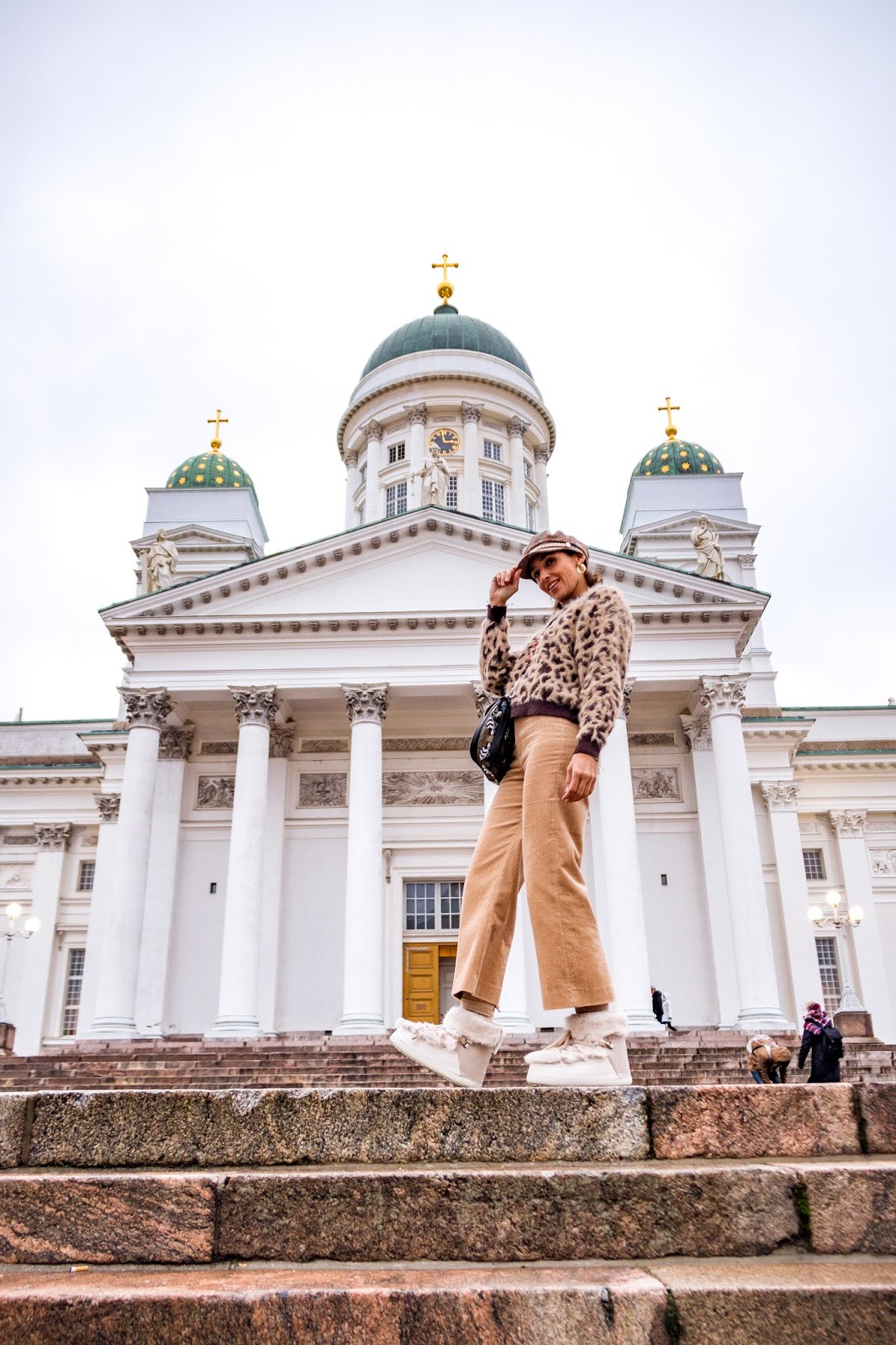 el-blog-de-silvia-rodriguez-lifestyle-travel-finlandia-my-helsinki-pantalones-pana-jersey-leopardo-hm-inuikii-blogger-influencer