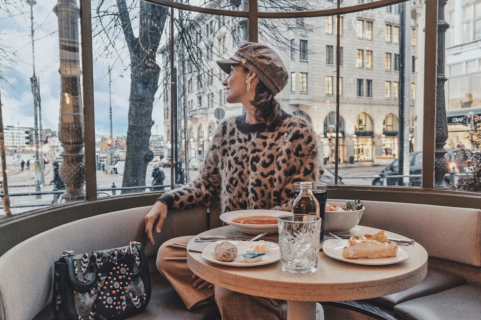 el-blog-de-silvia-rodriguez-lifestyle-travel-finlandia-my-helsinki-pantalones-pana-jersey-leopardo-hm-inuikii-blogger-influencer