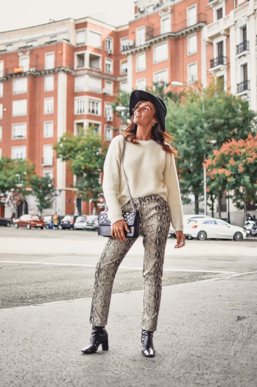 el-blog-de-silvia-rodriguez-street-style-madrid-total-look-loavies-pantalones-serpiente-blogger-influencer