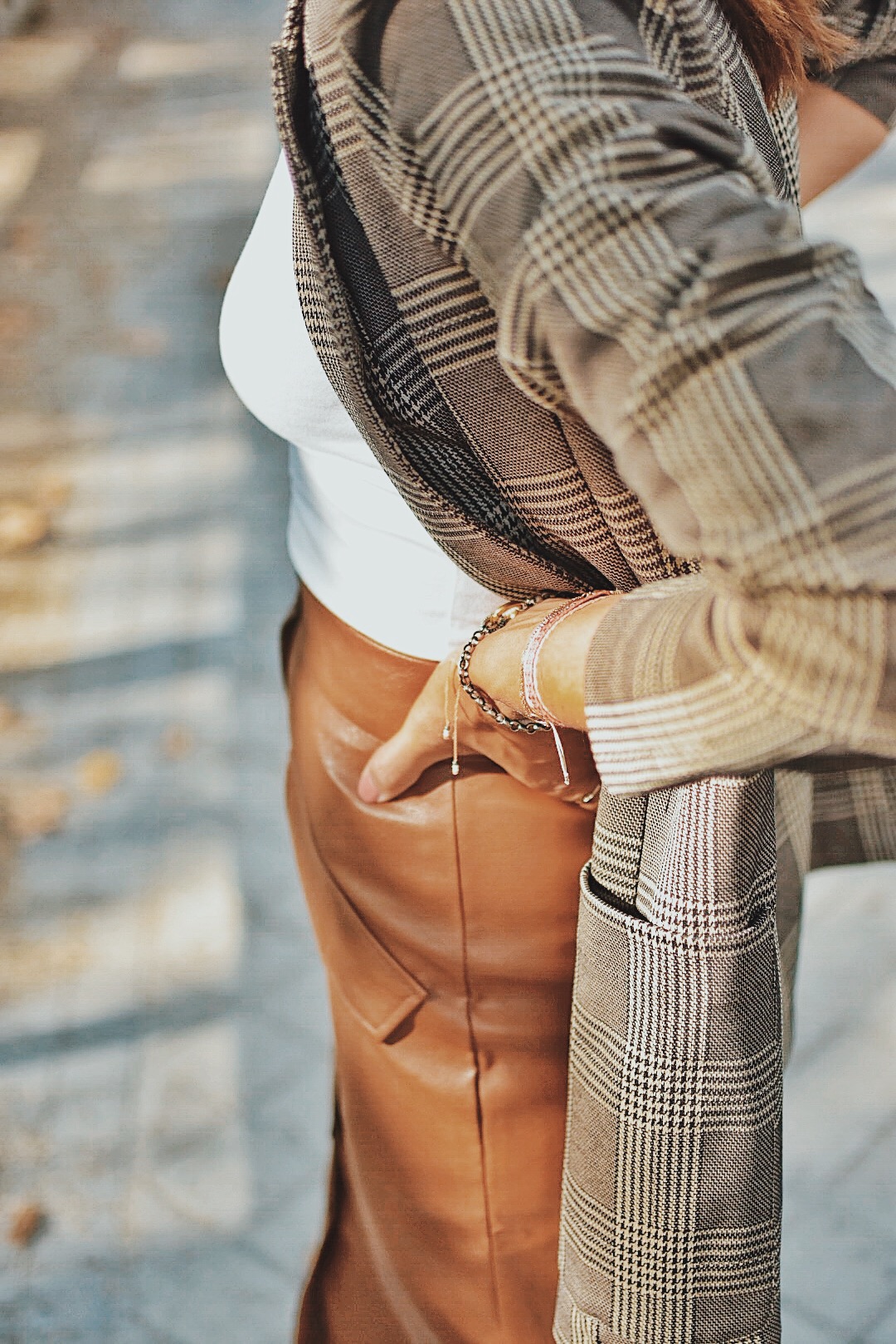 el-blog-de-silvia-look-hm-blazer-cuadros-falda-piel